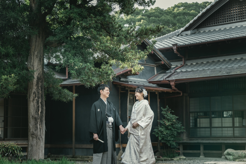 母屋を背景に