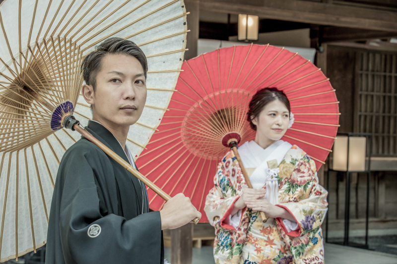 番傘で目線外しショット