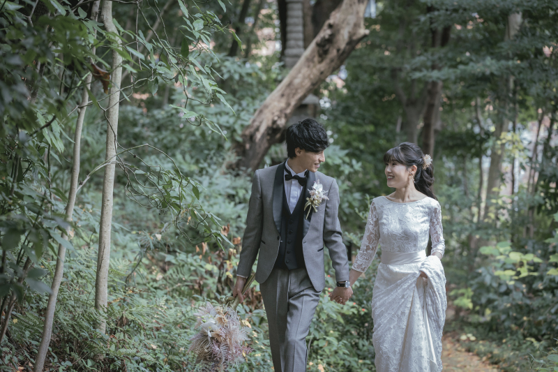 緑の中 手を引くおふたり