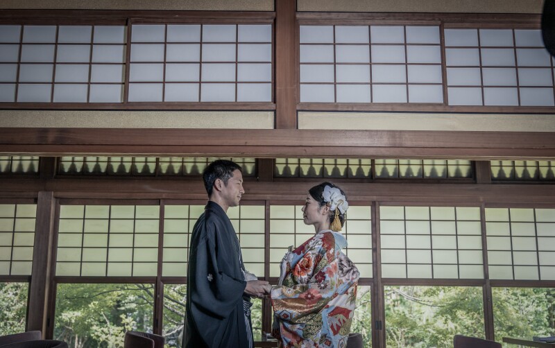 大広間で見つめ合うお二人