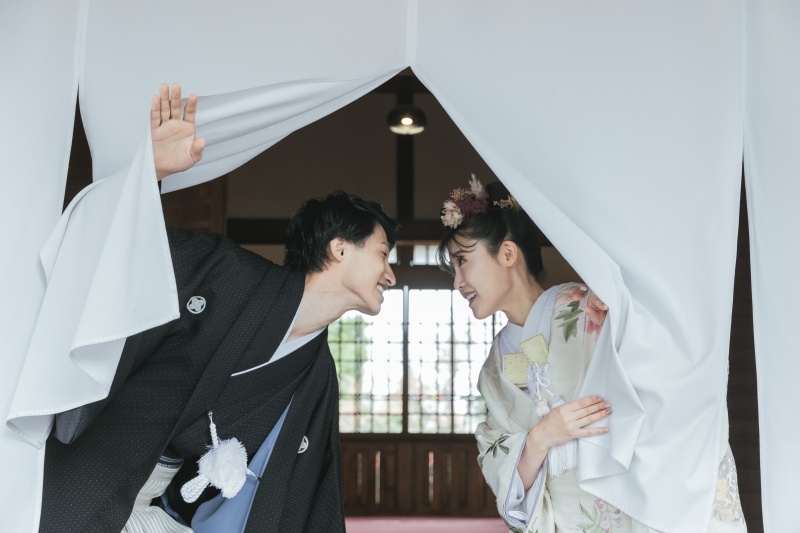 暖簾の下 見つめ合うおふたり