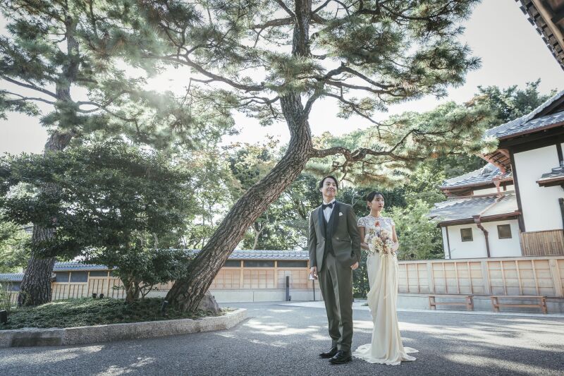夫婦松の前で