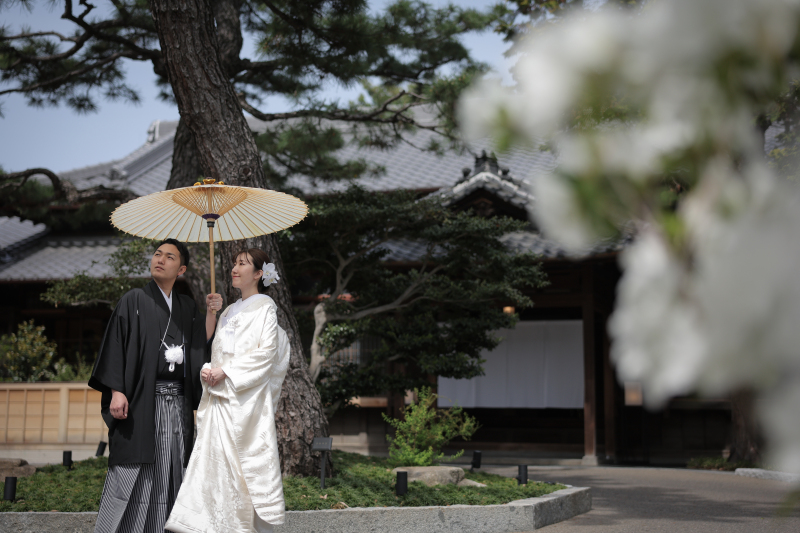 夫婦松の前で
