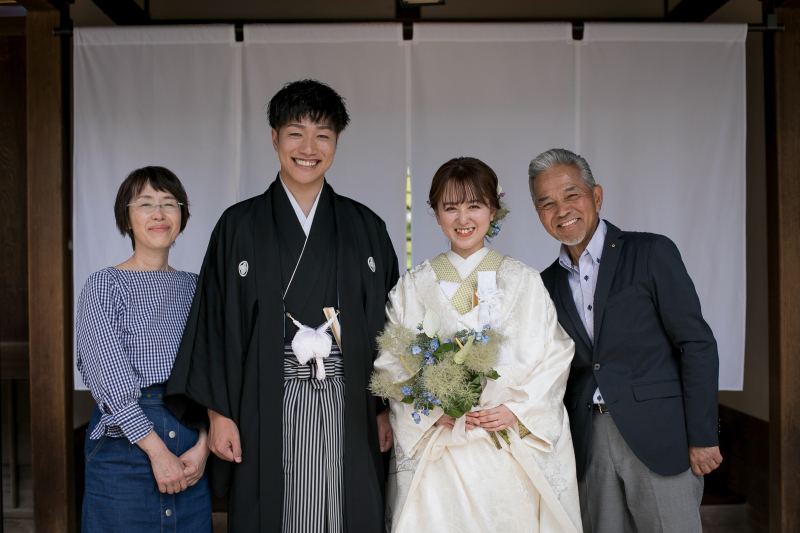 暖簾前でご家族とのお写真