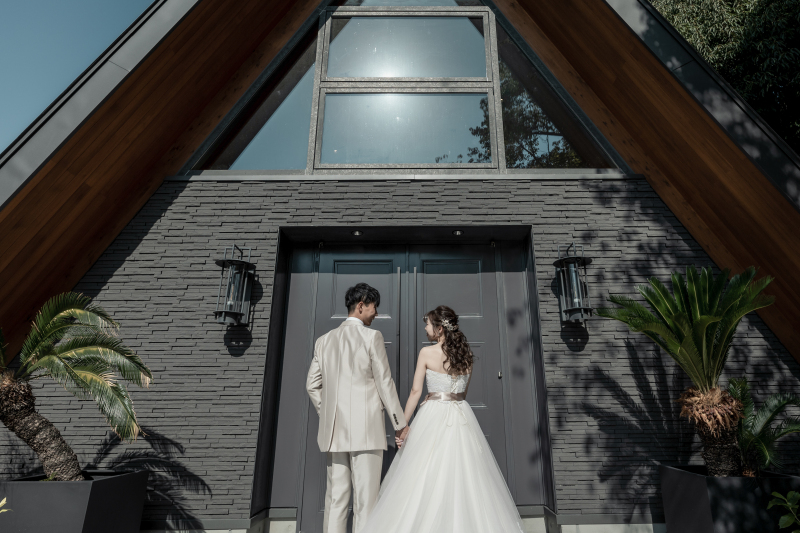 チャペルを背景にした後ろ姿