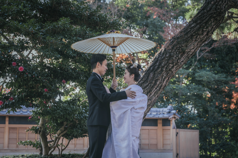 夫婦松の前で