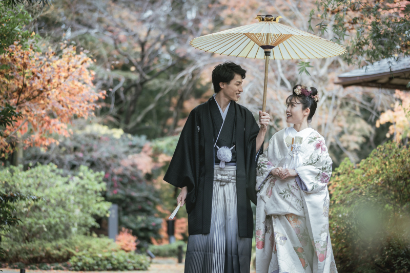 紅葉の中 番傘の下