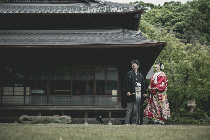 歴史ある建物を背景に