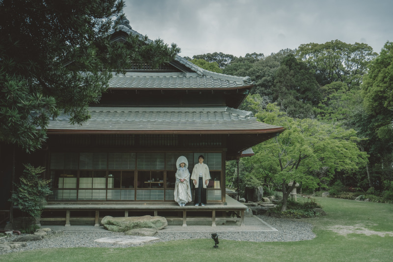 歴史ある建物の縁側で