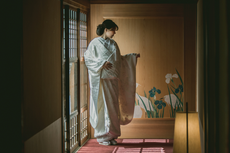 繊細な衣裳に身を包んで