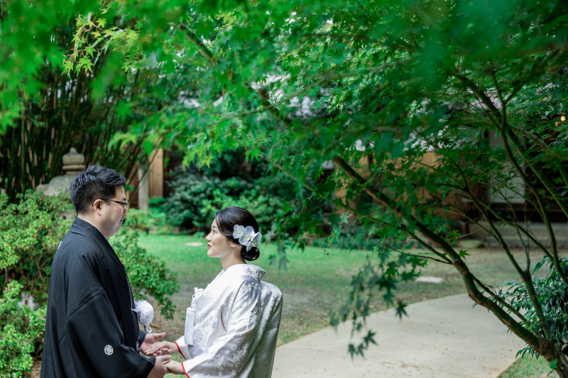 緑の中で手を取り合い