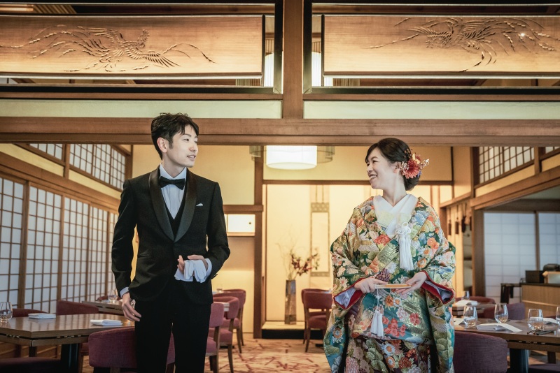 鳳凰の欄間の下で