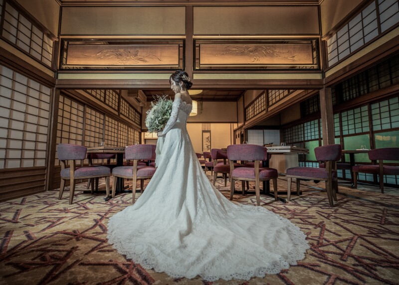 大広間での後ろ姿の新婦様