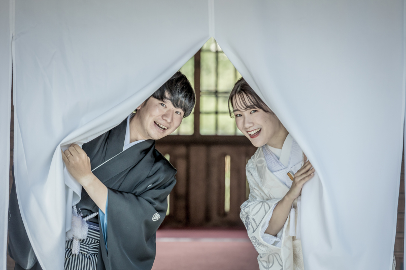 暖簾越しにお出迎えポーズ