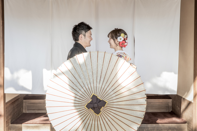 白い番傘でおしゃれな仕上がりに