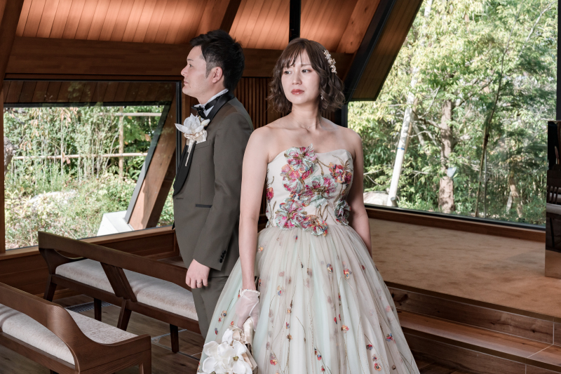 美しく差し込む日光と緑に囲まれて