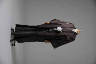 チャコール紋服×黒格子袴