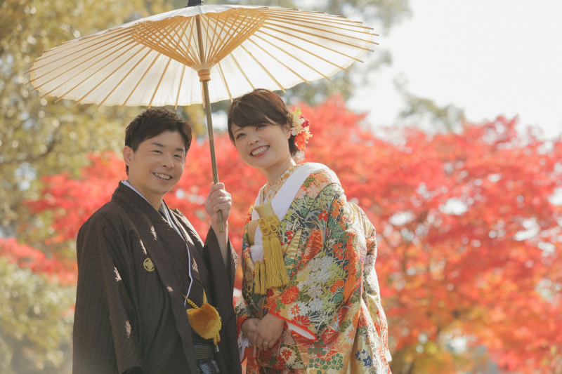 真っ赤な紅葉を背に