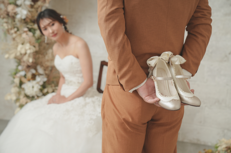 プレゼントの靴を持って。