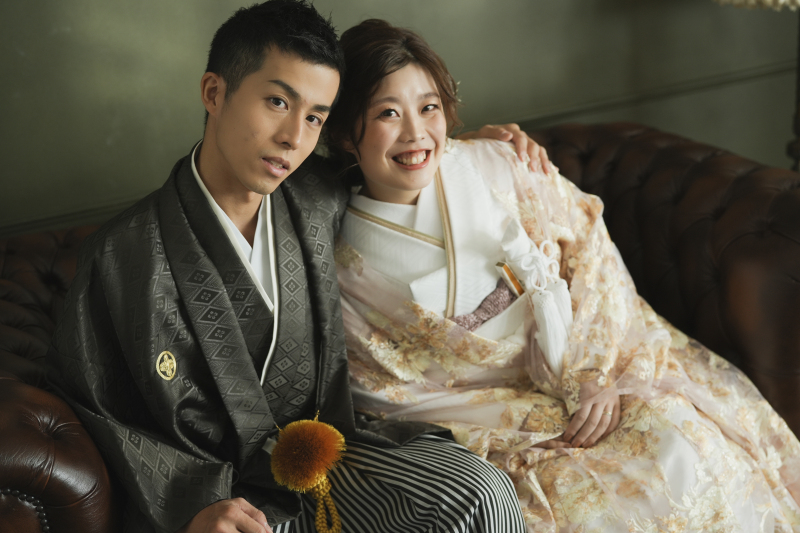 ソファーでのショットも!