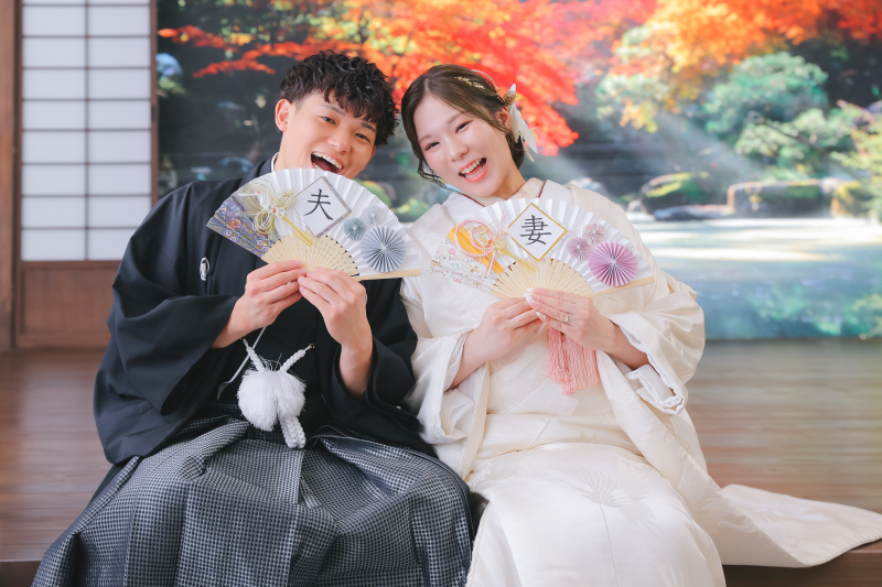 和装屋内庭園スタジオでの結婚記念フォトセッション