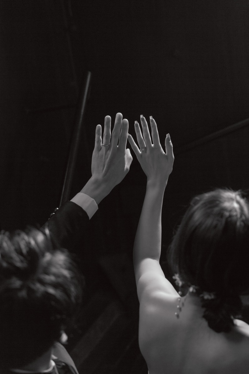 二人で指輪を見ながら