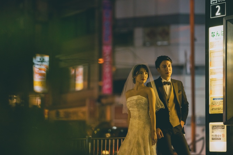 バス停留所の光