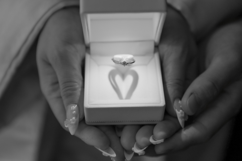 モノクロで残す結婚指輪のカット