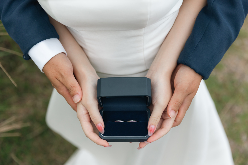 手元で見せる指輪