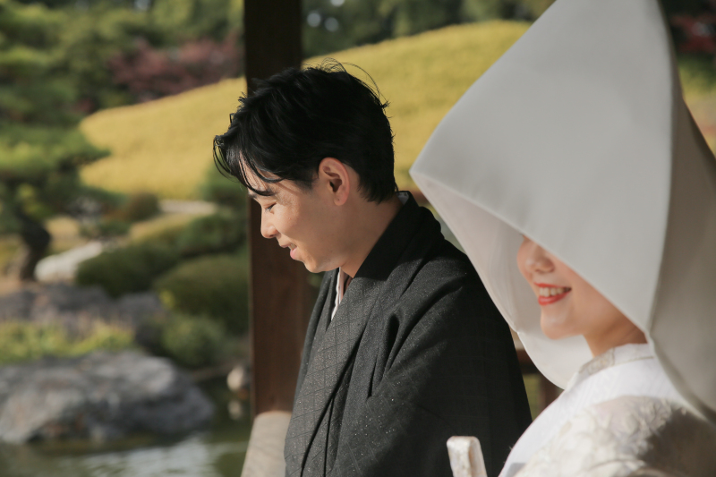 池を眺めながら