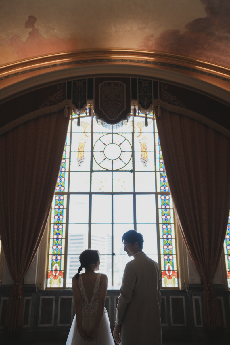 美しいステンドグラスが魅力的