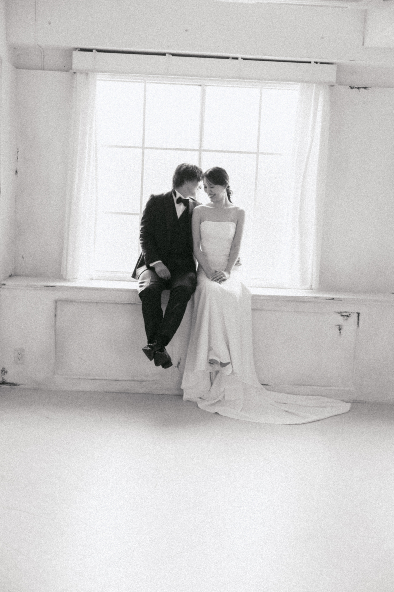 新郎様が新婦様に話しかけて