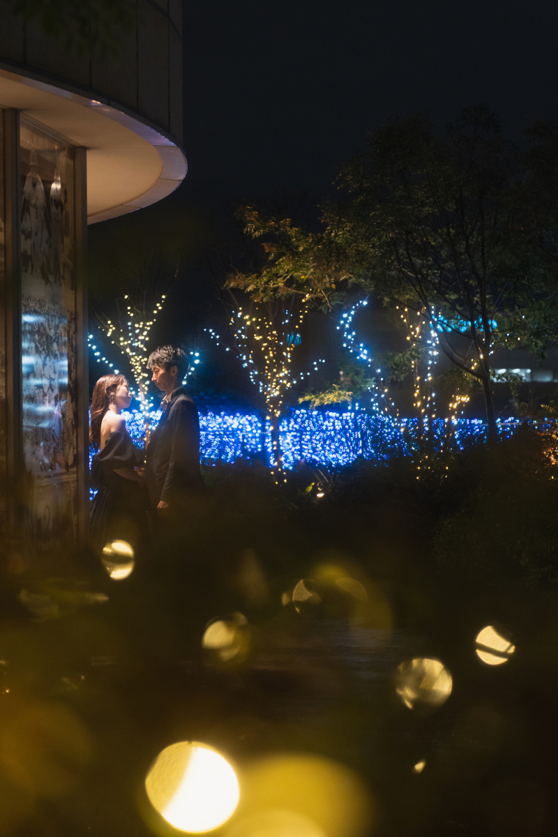 夜のパークスガーデンで