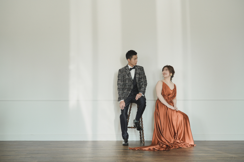 まずはカラードレスで…