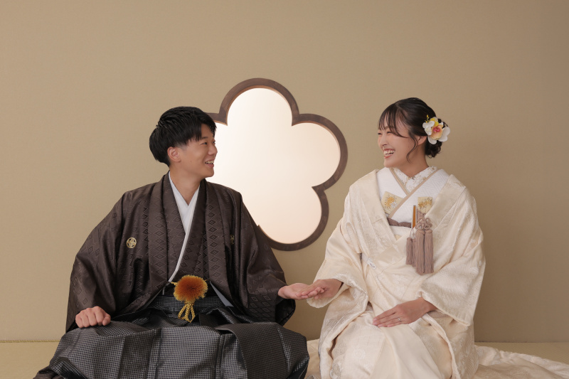 手を取り合いながら