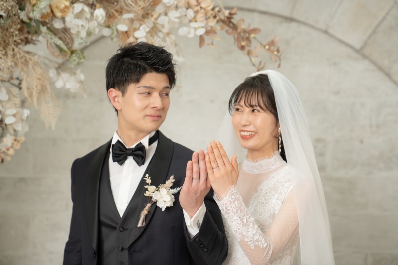 揃ってカメラに向かって指輪見せ披露。