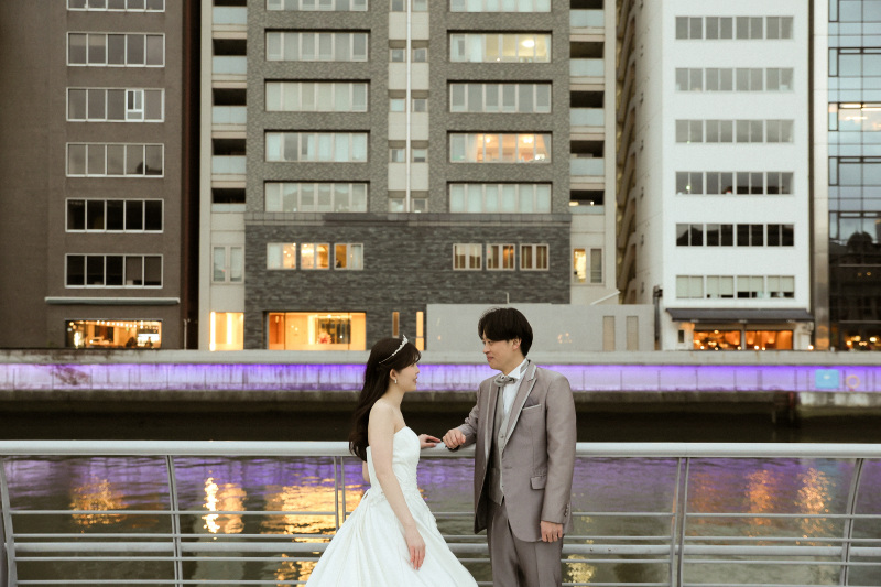 ビルをバックに