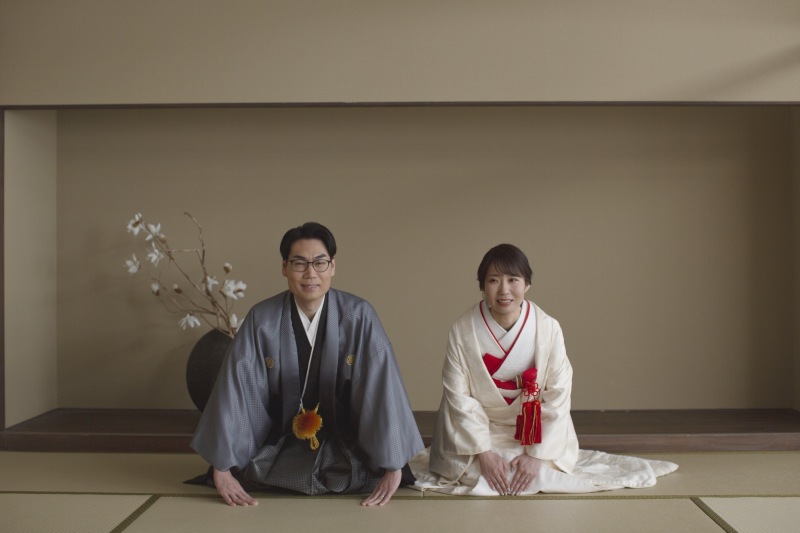 おじぎをして結婚のご挨拶