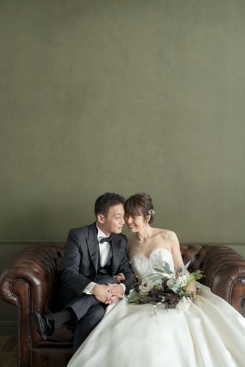 ソファーに座って