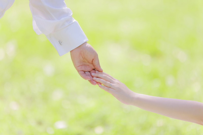 手を取り合って