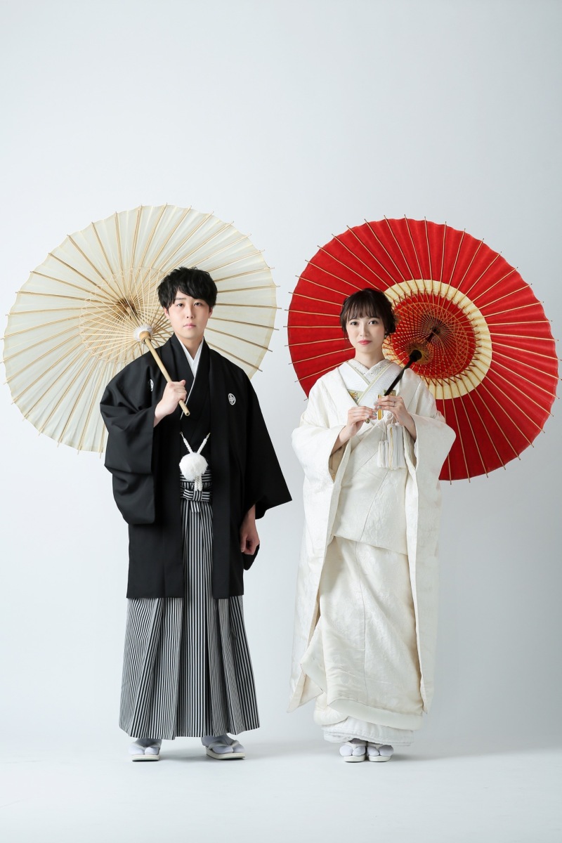 シンプルに傘を持って横並びのお二人。