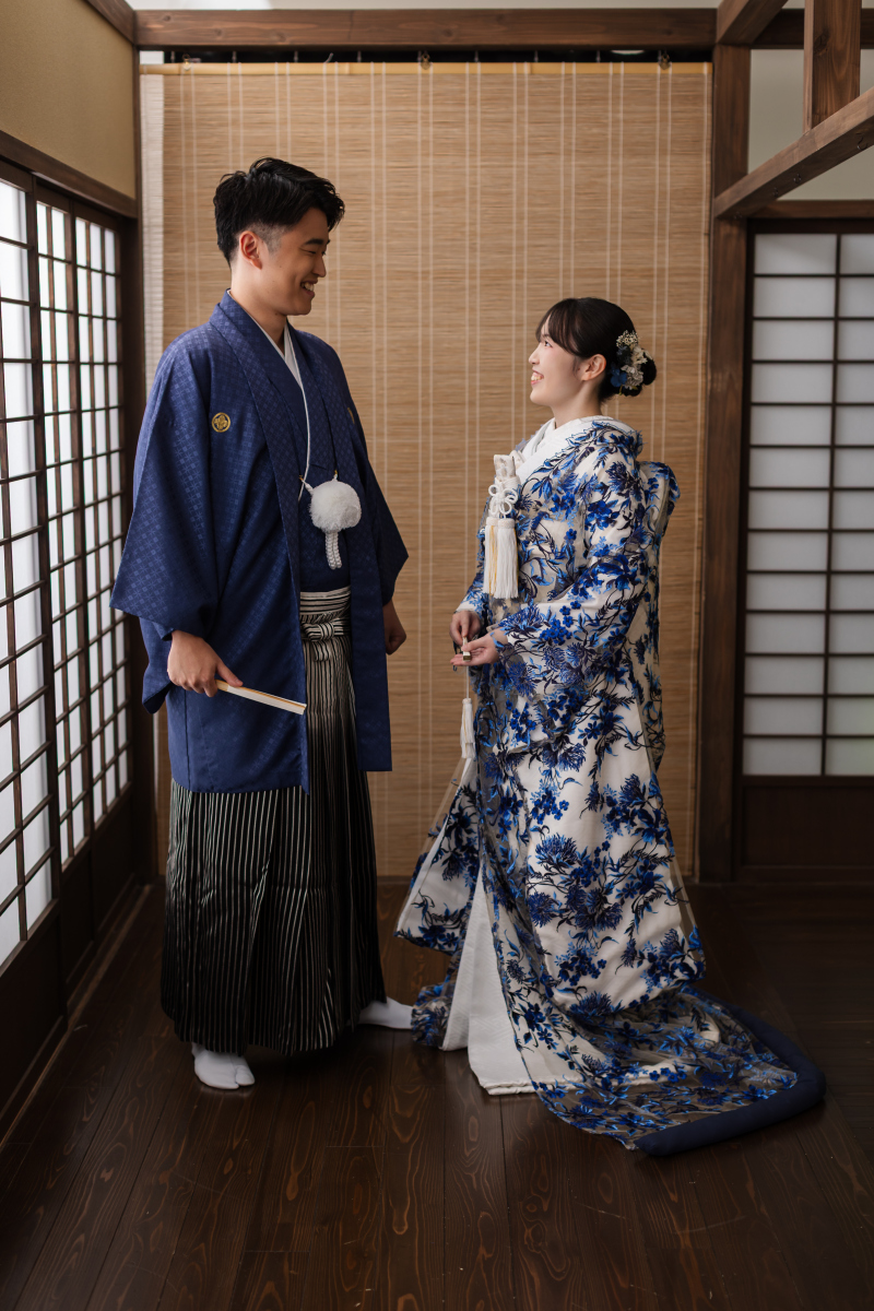 扇子を持って
