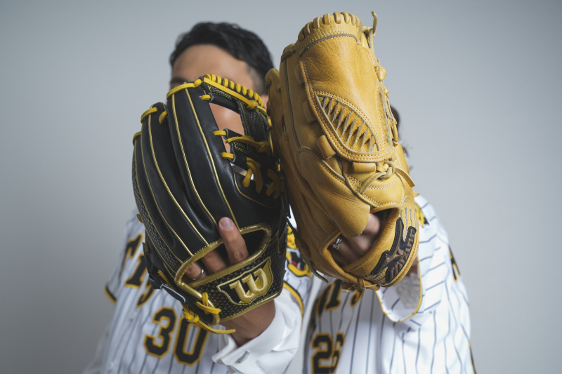 グローブの合間から指輪！