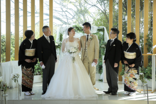 家族に見守られながら「 写真で結婚式 」