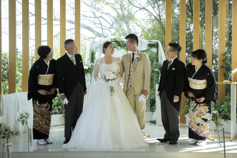 家族に見守られながら「 写真で結婚式 」