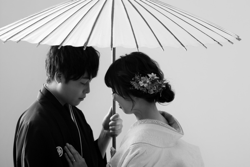 相傘でお二人見つめ合ってのシーン。