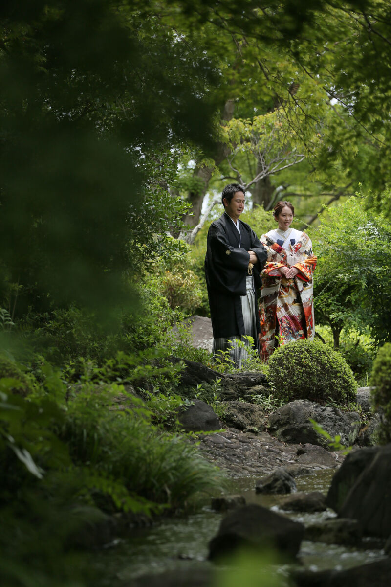 葉っぱの間から…