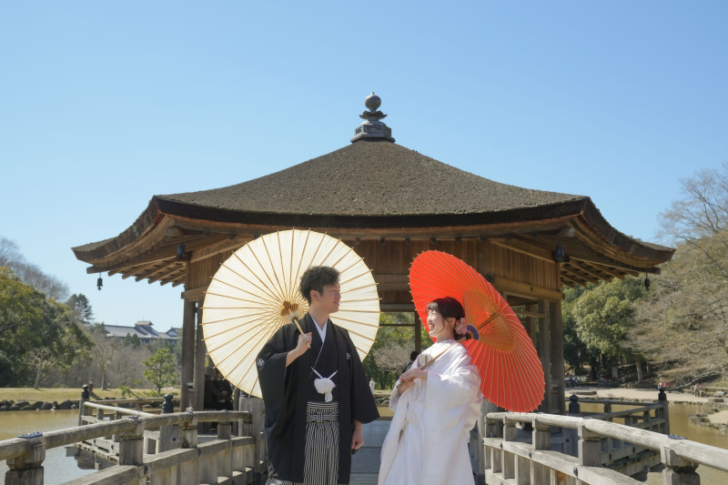 浮見堂をバックに