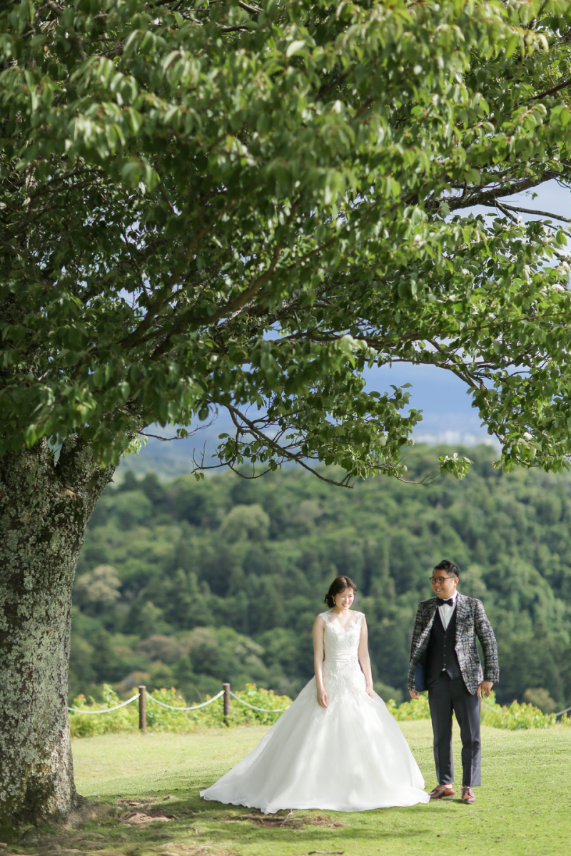 自然いっぱいの中でのウェディンングフォト