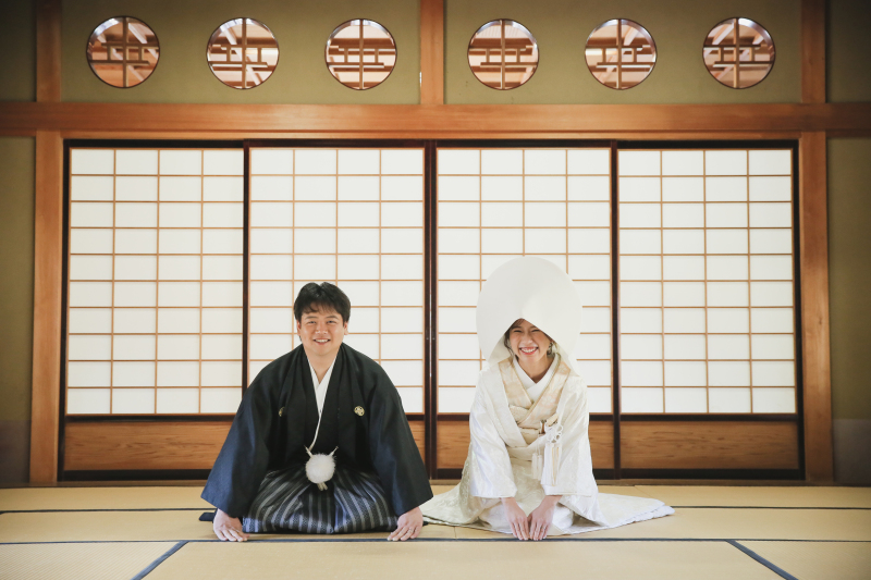 白無垢で正座ショット